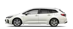 Weißer Suzuki Swace Hybrid in Seitenansicht