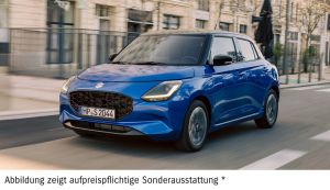 Blauer Suzuki Swift fährt auf der Straße.