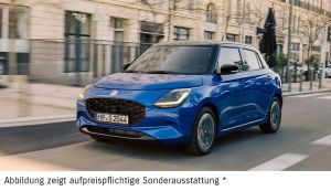 Blauer Suzuki Swift fährt auf der Straße in einer Kurve.