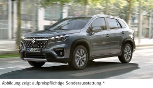 Dunkelgrauer Suzuki S-Cross fährt auf einer Straße mit Bäumen im Hintergrund.