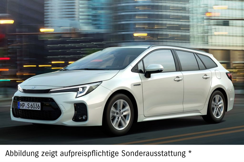 Weißer Suzuki Swace fährt auf einer Straße in urbaner Umgebung.