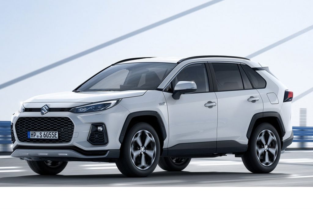 Weißer Suzuki Across parkend in Schrägansicht.