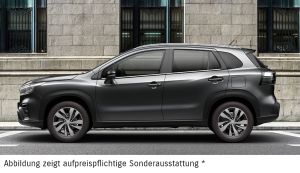 Dunkelgrauer Suzuki S-Cross in Seitenansicht vor einer hellgrauen Hauswand.