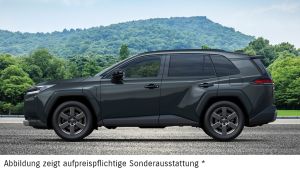 Weißer Suzuki Across in Seitenansicht vor einer grauen Steinwand.