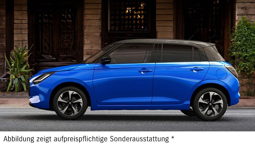 Blauer Suzuki Swift in Seitenansicht vor einer Hauswand mit Pflanzen.