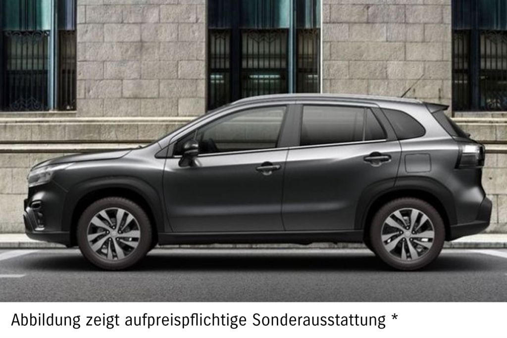Dunkelgrauer Suzuki S-Cross in Seitenansicht vor einer hellgrauen Hauswand.