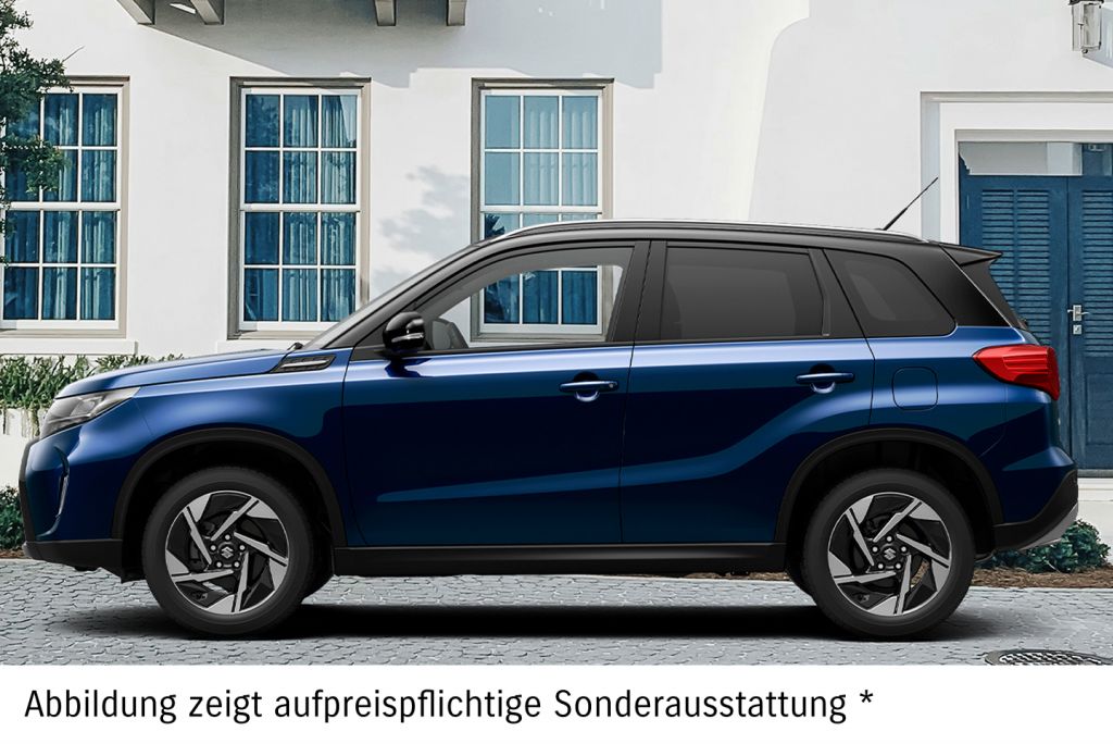 Blauer Suzuki Vitara in Seitenansicht vor einer Hauswand.