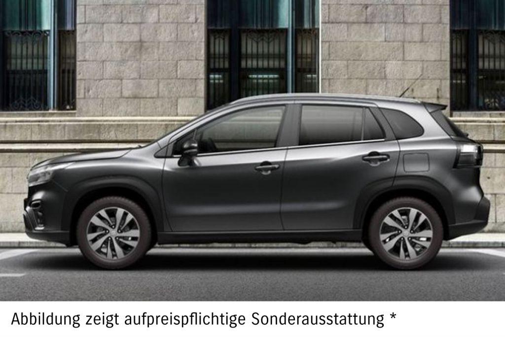 Dunkelgrauer Suzuki S-Cross in Seitenansicht vor einer hellgrauen Hauswand.