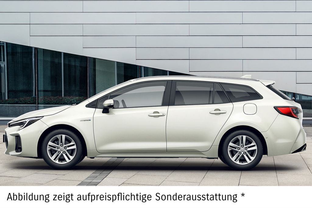 Weißer Suzuki Swace in Seitenansicht vor einem Gebäude.