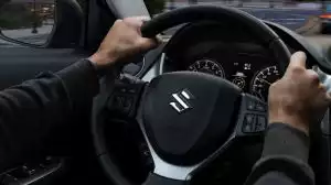 Nahaufnahme des Vitarat-Cockpits über die Schulter des Fahrers, der beide Hände am Lenkrad hat