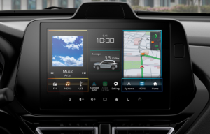 Nahaufnahme des 9 Zoll HD-Touchscreens des Suzuki S-Cross Hybrid mit Musikanzeige, Navigation, Uhrzeit und Verbrauch