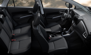 Seitliche Ansicht des Innenraums des Suzuki S-Cross Hybrid in Schwarz mit silbernen Dekoelementen
