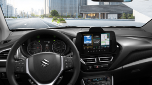 Der innenraum des Suzuki S-Cross Hbyrid aus der Fahrerperspektive vor City-Setting