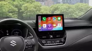 Nahaufnahme des 10,5 Zoll-Farb-Touchscreens des Suzuki Swace Hybrid mit verschiedenen Apps