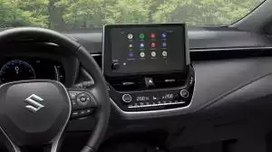 Ansicht des Innenraums des Suzuki Swace Hybrid in Schwarz mit silbernen Dekoelementen