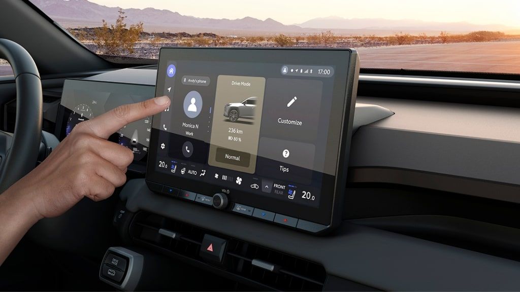 Nahaufnahme des 9-Zoll-Farb-Touchscreens des Suzuki Across Hybrid mit verschiedenen Apps