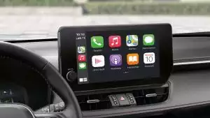 Nahaufnahme des 9-Zoll-Farb-Touchscreens des Suzuki Across Hybrid mit verschiedenen Apps