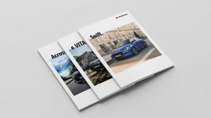 Vogelperspektive auf drei sich überlappende Kataloge des Suzuki Vitara, des Suzuki Ignis und des Suzuki Swifts