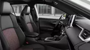 Seitenansicht des Innenraums des Suzuki Across Hybrid in Schwarz mit silbernen Dekoelementen