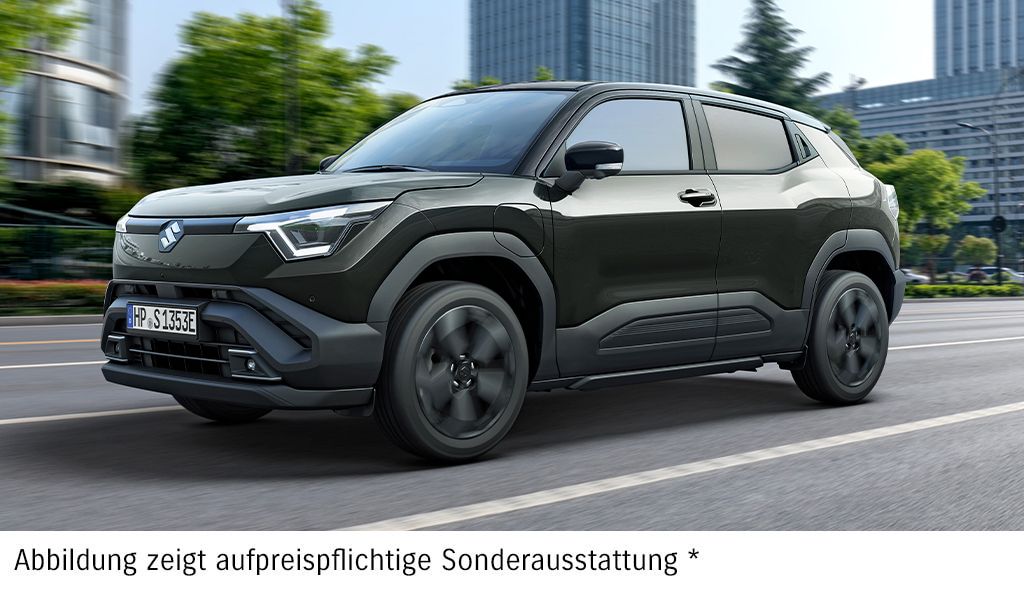 Grüner Suzuki e Vitara fährt auf der Straße.