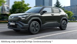 Grüner Suzuki e Vitara fährt auf der Straße.