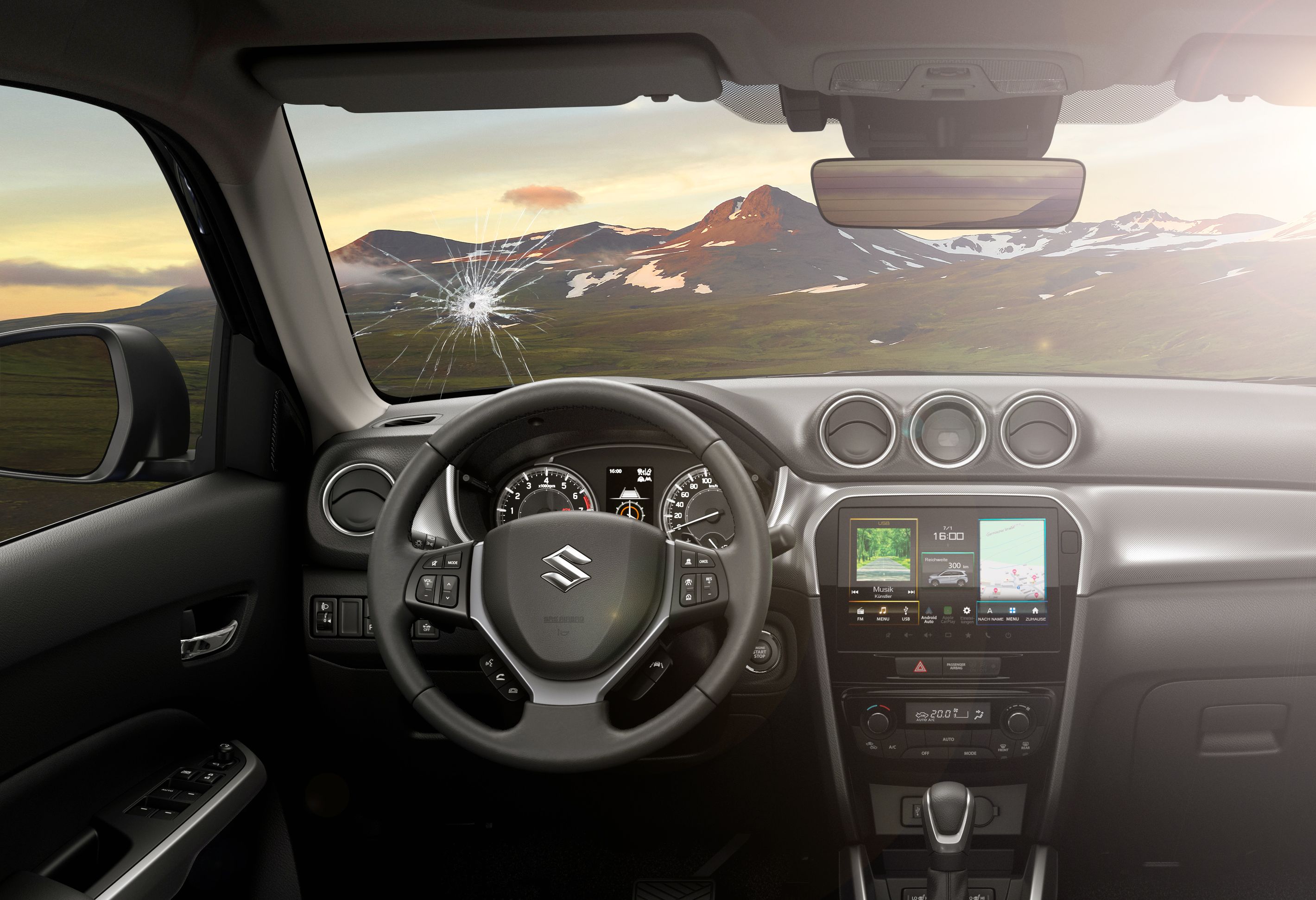 Blick aus dem Suzuki-Cockpit mit Steinschlag in der Windschutzscheibe.