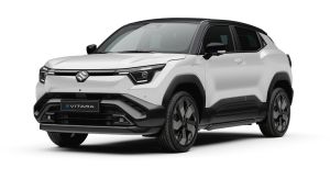 Weißer e VITARA eAxle Comfort+ (61 kWh-Batterie) Verbrauchswerte: Energieverbrauch kombiniert: 15,1kWh / 100km; CO₂-Emissionen kombiniert: 0 g/km; CO₂-Klasse: A