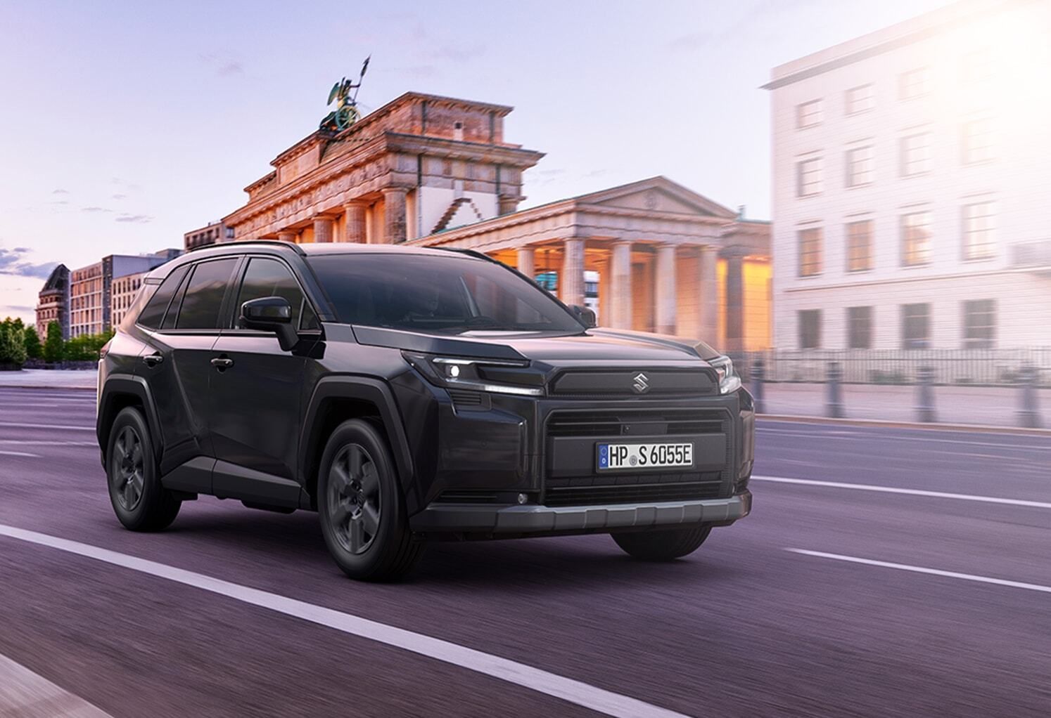 Weißer Suzuki Across PLUG-IN HYBRID Comfort+ bei Fahrt über Brücke in Front-Seitenansicht, Verbrauch 17,1 kWh/100 km, CO₂ 22 g/km, 6,6 l/100 km bei leerer Batterie