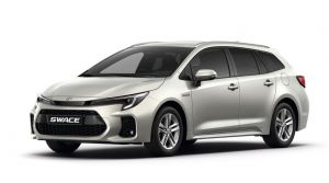 Weißer Suzuki Swace 1.8 HYBRID CVT Comfort+ in Front-Seitenansicht