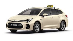 Beiger Suzuki Swace 1.8 HYBRID CVT Comfort+ mit Taxischild in Front-Seitenansicht