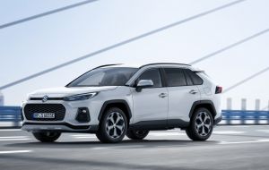 Weißer Suzuki Across PLUG-IN HYBRID Comfort+ bei Fahrt über Brücke in Front-Seitenansicht
