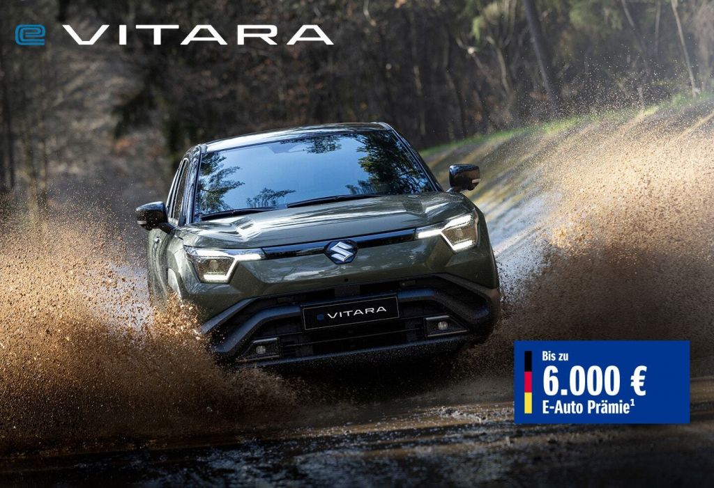 Dunkelgrüner e VITARA fährt durch Matsch