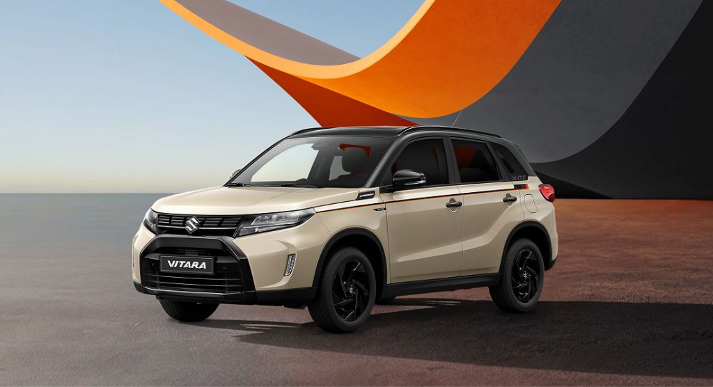Suzuki Vitara X-ITE in Zweifarbenlackierung, schräg von vorne vor stilisiertem Hintergrund.