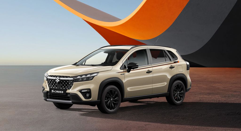 Suzuki S-Cross X-ITE in heller Lackierung, schräg von vorne vor stilisiertem Hintergrund.