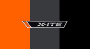 X-ITE Logo auf farblich geteiltem Hintergrund in Orange, Grau und Schwarz.