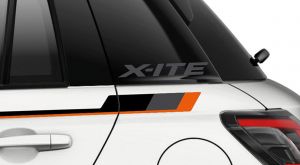 Schwarz-orangene Beklebung auf der hinteren Tür auf der Fahrerseite.
