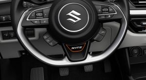 Lenkrad im Suzuki Swift X-ITE mit X-ITE Emblem im unteren Bereich.