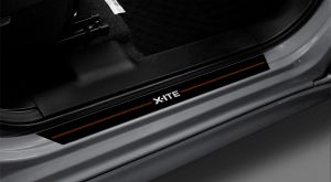 Einstiegsleiste des Suzuki Swift X-ITE mit X-ITE Schriftzug.