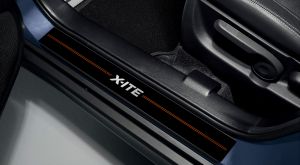 Einstiegsleiste des Suzuki Vitara X-ITE mit X-ITE Schriftzug.