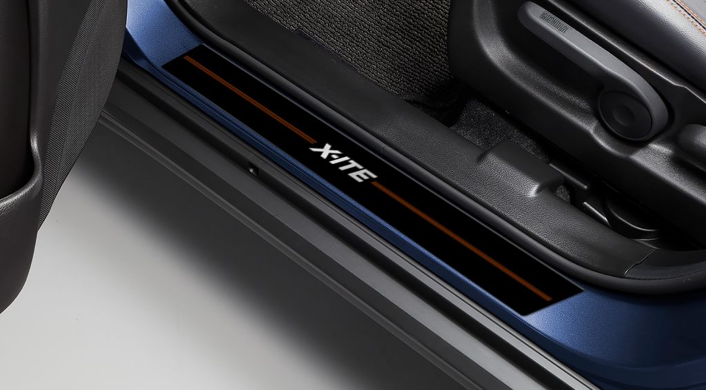 Einstiegsleiste des Suzuki S-Cross X-ITE mit X-ITE Schriftzug.