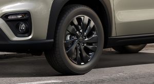 Schwarzes 17-Zoll-Winterkomplettrad des Suzuki S-Cross X-ITE.