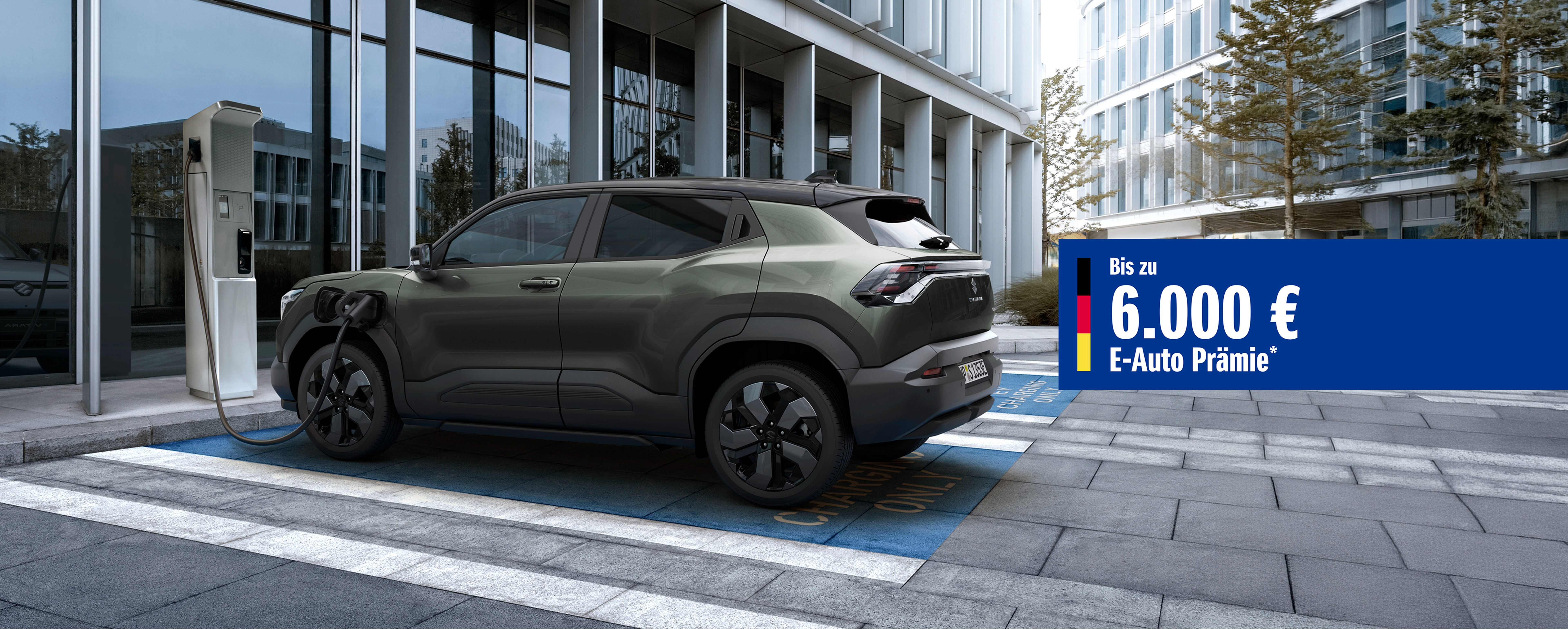Dunkelgrüner e VITARA steht auf einem Parkplatz vor einem gebäude