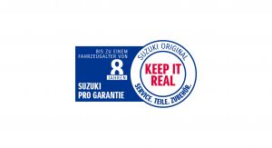Die Suzuki Modelle – Swift, S-Cross, Vitara, e VITARA und Across – stehen vor einer grafischen Hintergrundkulisse weiß und blau. Im Bild ist ein grafisches Symbol, die Zahl 8 in einem blauen Rahmen. . Das Logo der Suzuki Pro Garantie und das "Keep It Real" Logo. Texte: Suzuki Original Service. Teile. Zubehör. Keep It Real. Und: Bis zu einem Fahrzeugalter von 8 Jahren. Suzuki Pro Garantie Eine Suzuki Mitarbeiterin sitzt in einem Suzuki Overall in einem Auto. Sie arbeitet an einer auf einem Tablett dargestellten Checkliste.