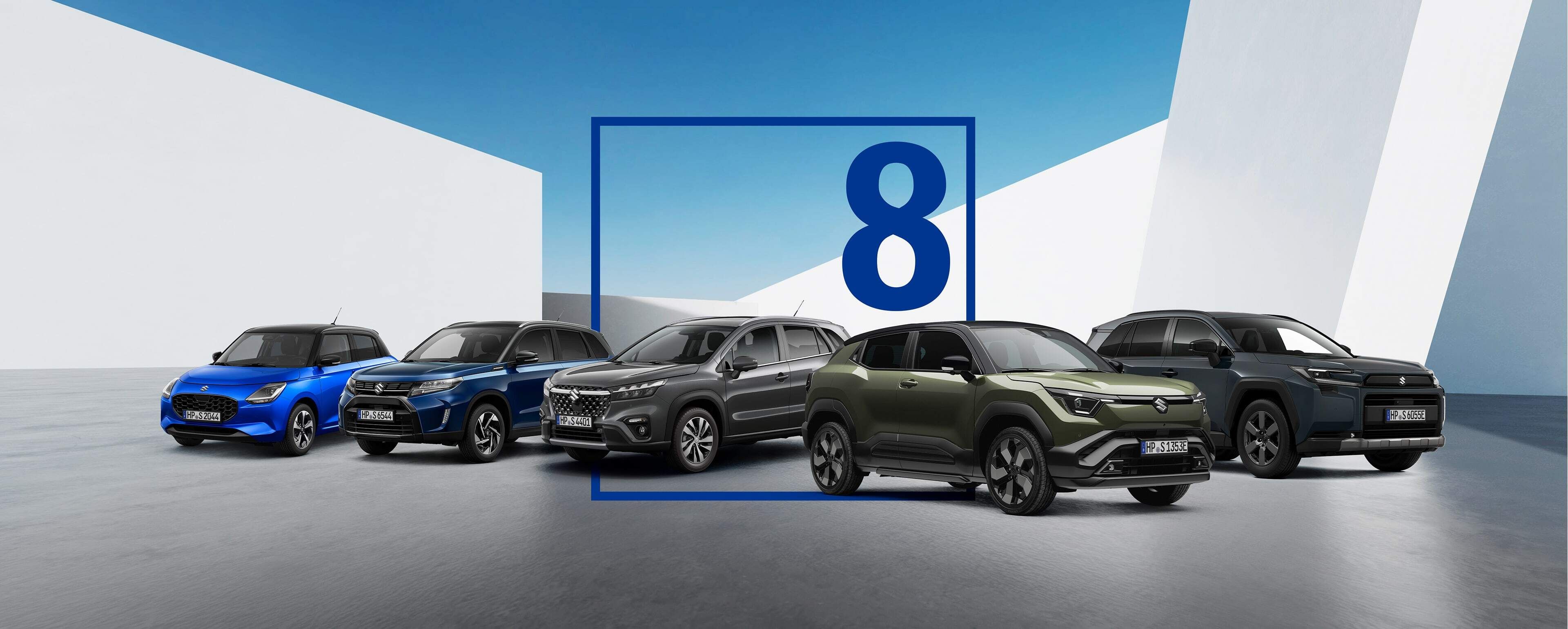 Die Suzuki Modelle – Swift, S-Cross, Vitara, e VITARA und Across – stehen vor einer grafischen Hintergrundkulisse weiß und blau. Im Bild ist ein grafisches Symbol, die Zahl 8 in einem blauen Rahmen. .