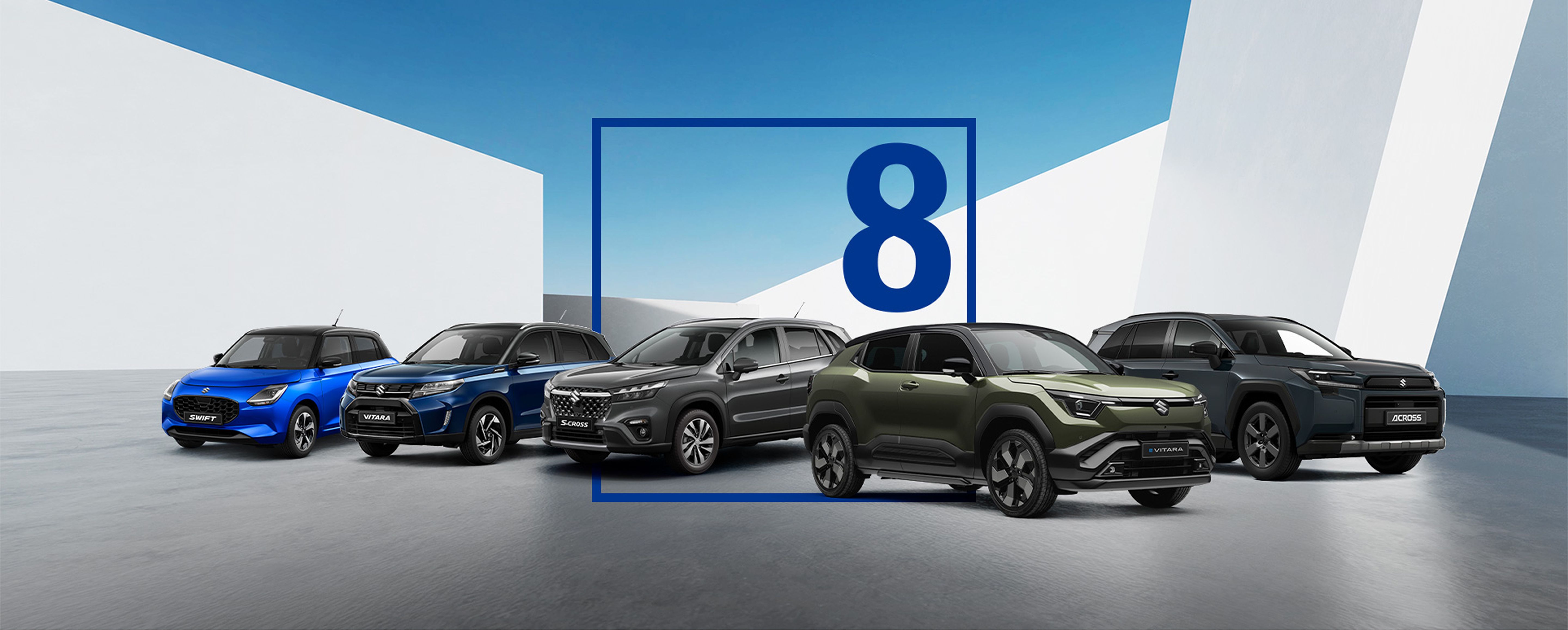 Die Suzuki Modelle – Swift, S-Cross, Vitara, e VITARA und Across – stehen vor einer grafischen Hintergrundkulisse weiß und blau. Im Bild ist ein grafisches Symbol, die Zahl 8 in einem blauen Rahmen. .