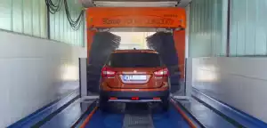 Auto in Waschanlage