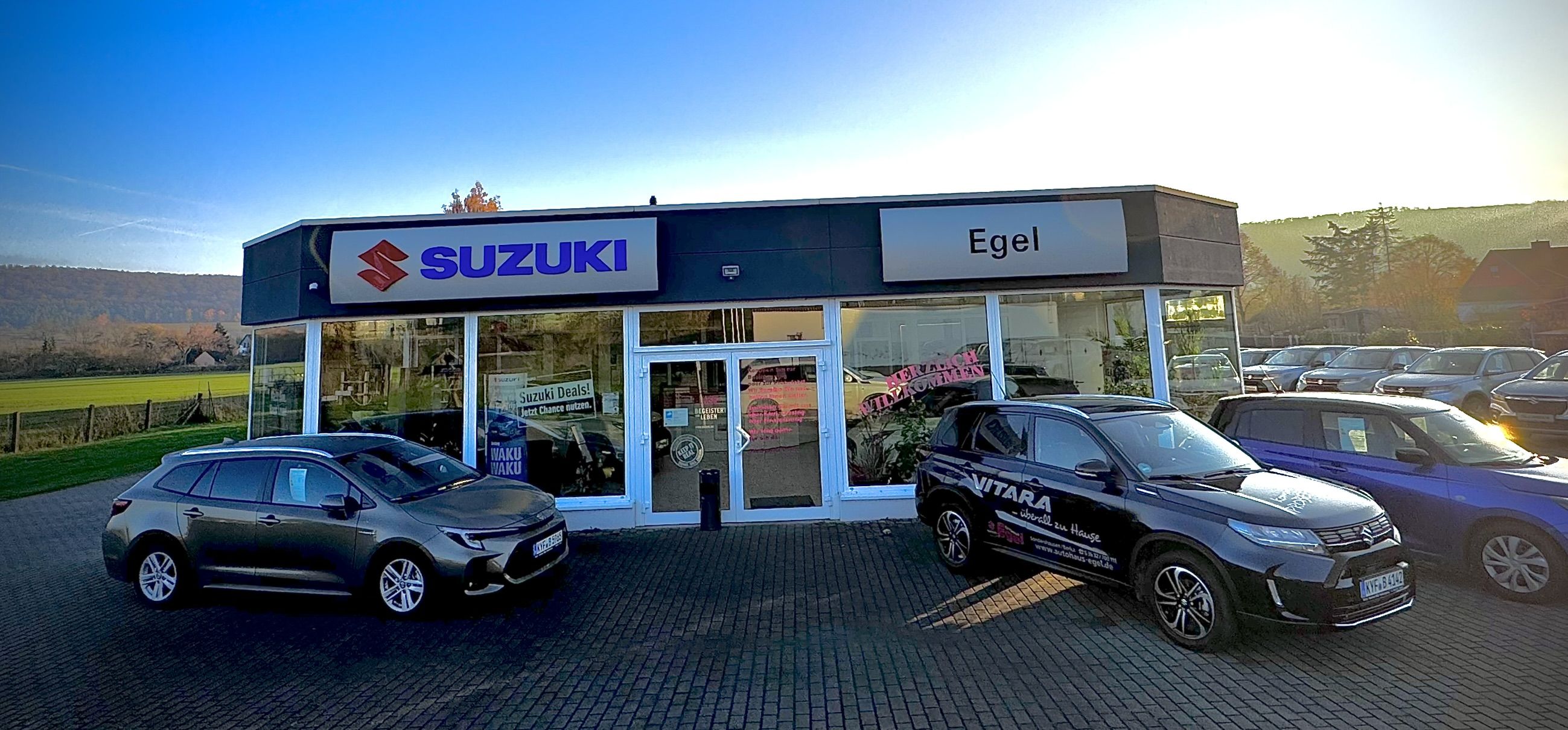 Autos vor einem Gebäude 