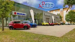 Autohaus mit Kundenparkplatz und ausgestellten Fahrzeugen